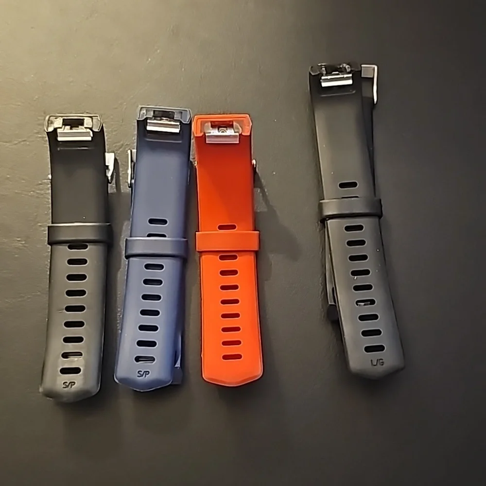 Fitbit w/screen protector ,charger & 3 Small bands and 1 Large band